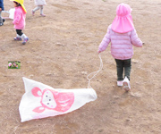手作りの凧を持って歩く子どもたち