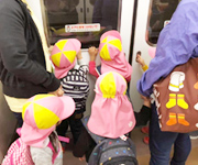秋の遠足で電車に乗る子どもたち