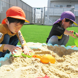 屋上で砂遊びする子どもたち