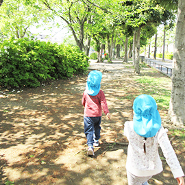 天気のよい日に公園をお散歩する子どもたち